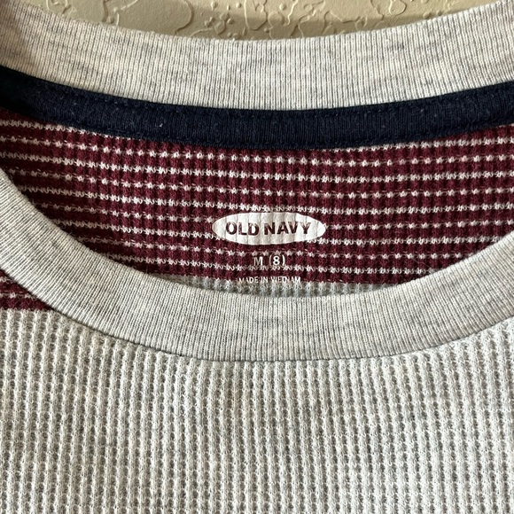 Old Navy Black and Gray Long Sleeve Tees 3 Pack Boy - Picture 7 of 8